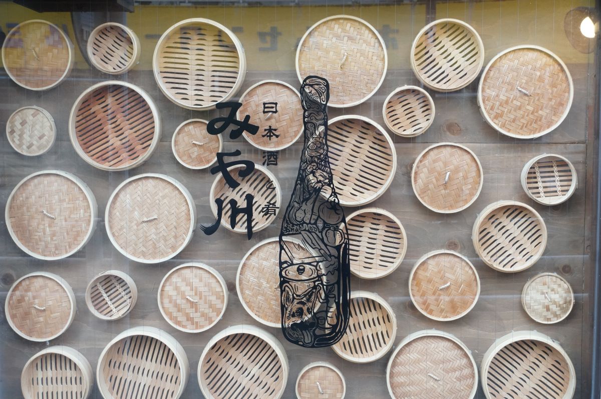 壁一面にセイロがディスプレイされている