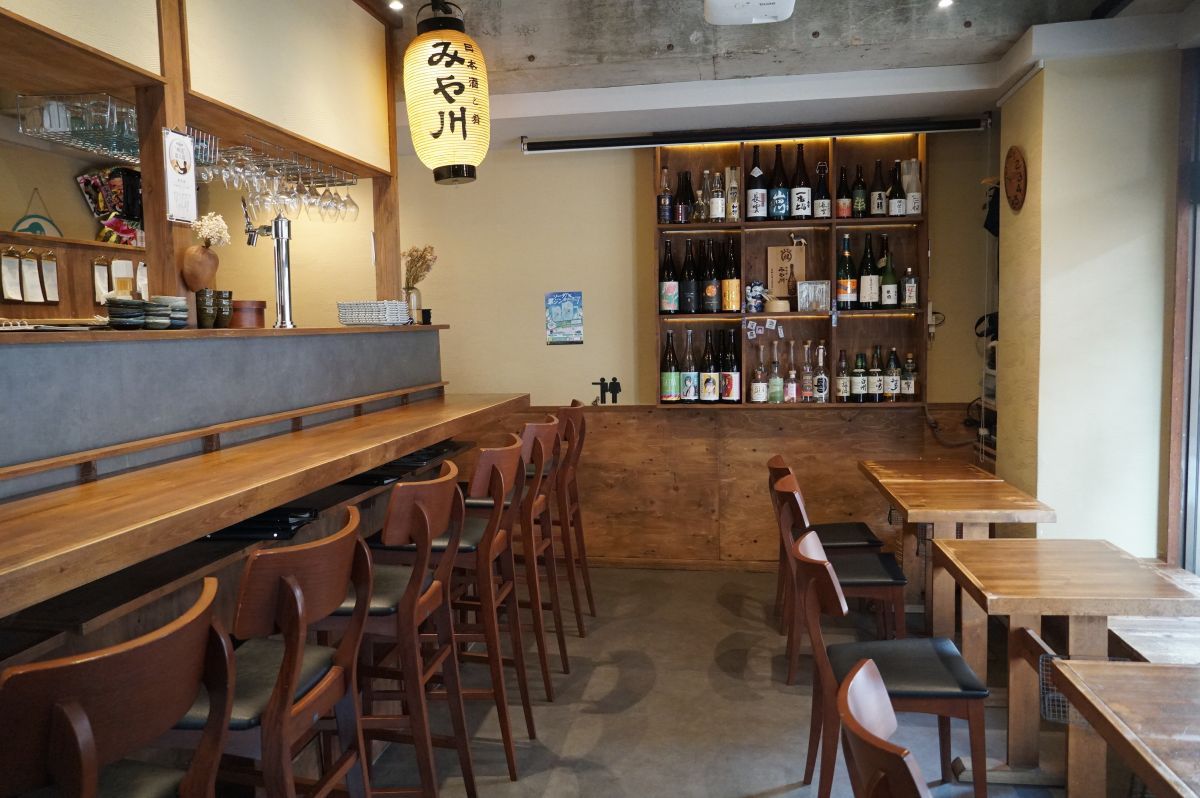 カウンター席とテーブル席