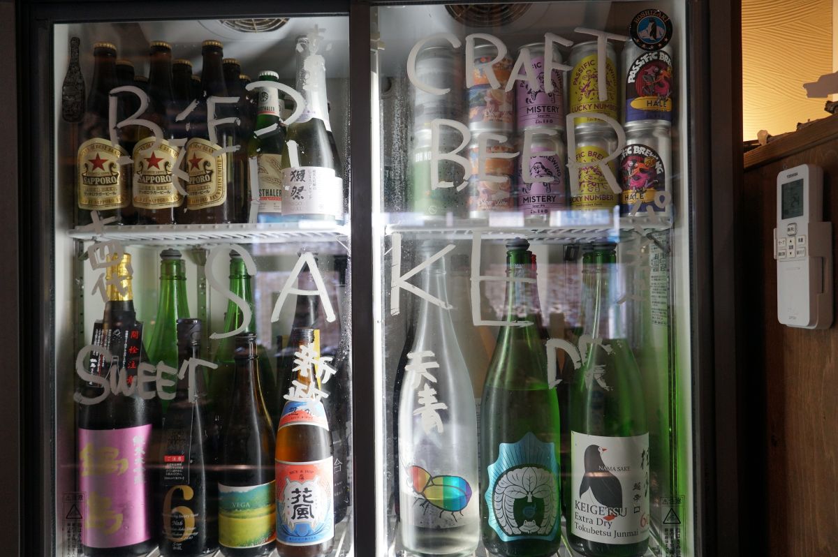日本酒や黒糖焼酎、クラフトビールなど豊富なお酒が並ぶ