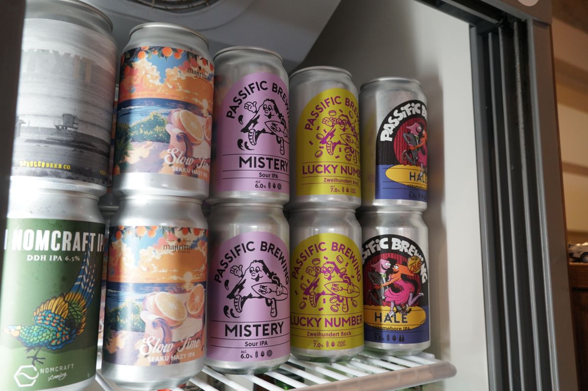 日本酒や黒糖焼酎、クラフトビールなど豊富なお酒が並ぶ