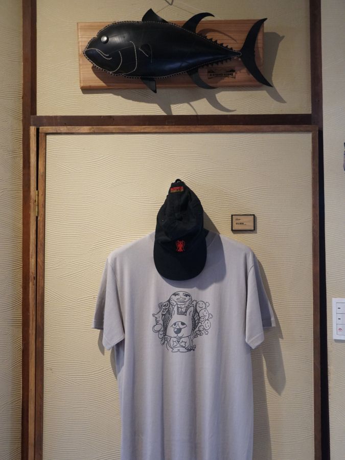 店のロゴマークやオリジナルキャラクターを使ったTシャツやキャップ