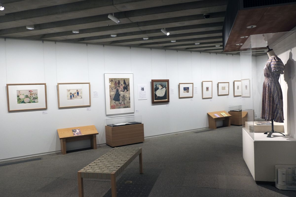 「装いの翼　いわさきちひろ、茨木のり子、岡上淑子」展示風景