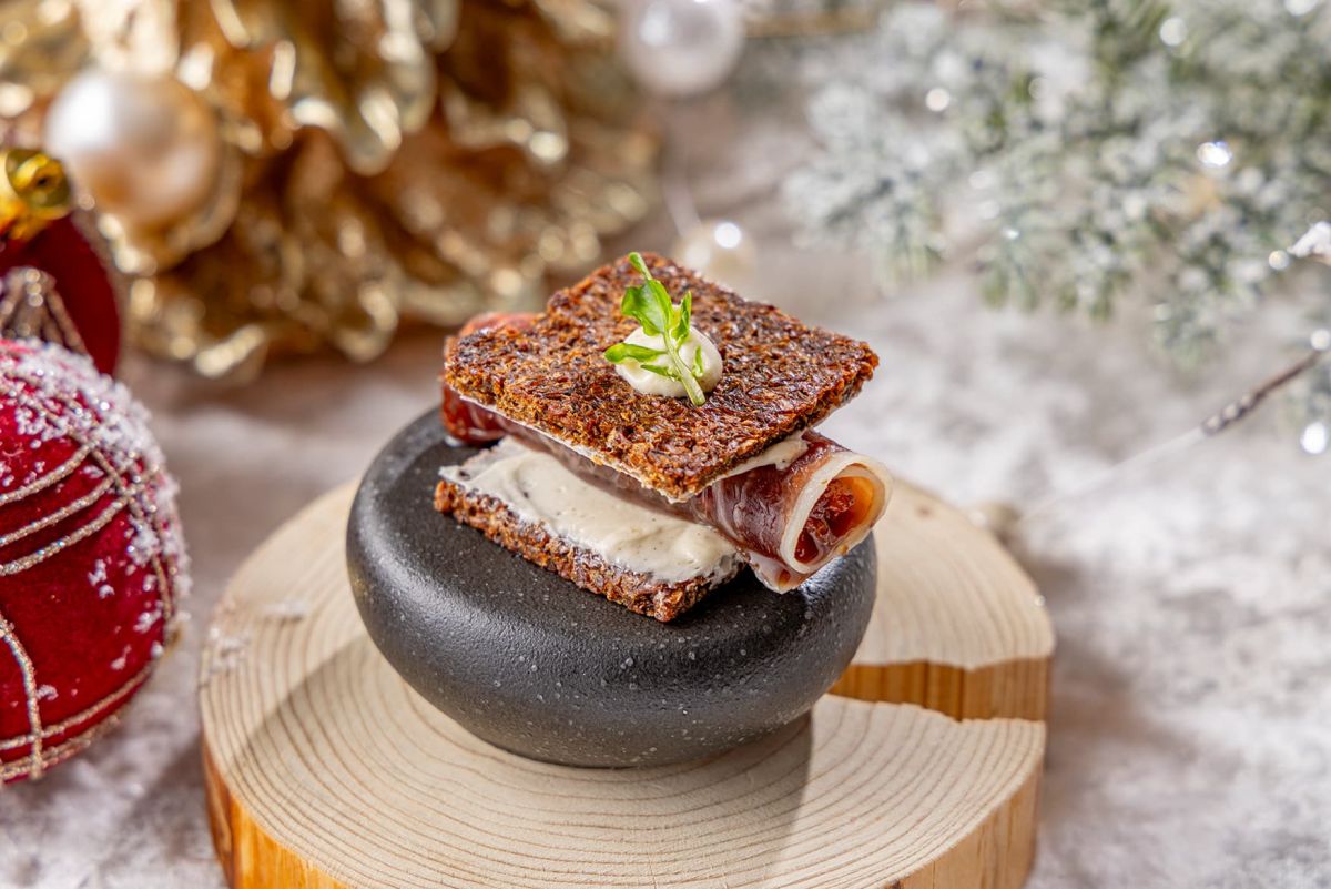 生ハム、アニスと林檎のチャツネ 焦がしバターのパンパーニッケルサンドイッチバイツ　