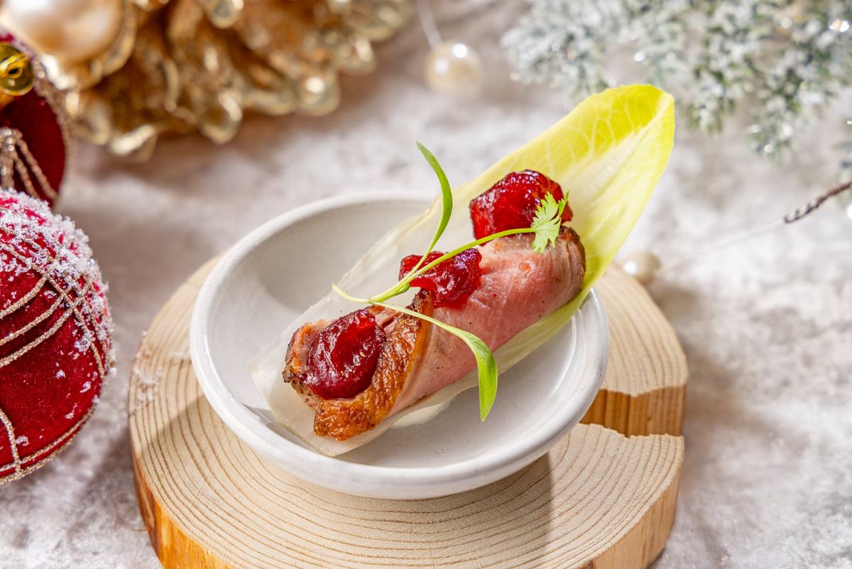 スモークダックブレスト サワークリーム チコリ クランベリーソース