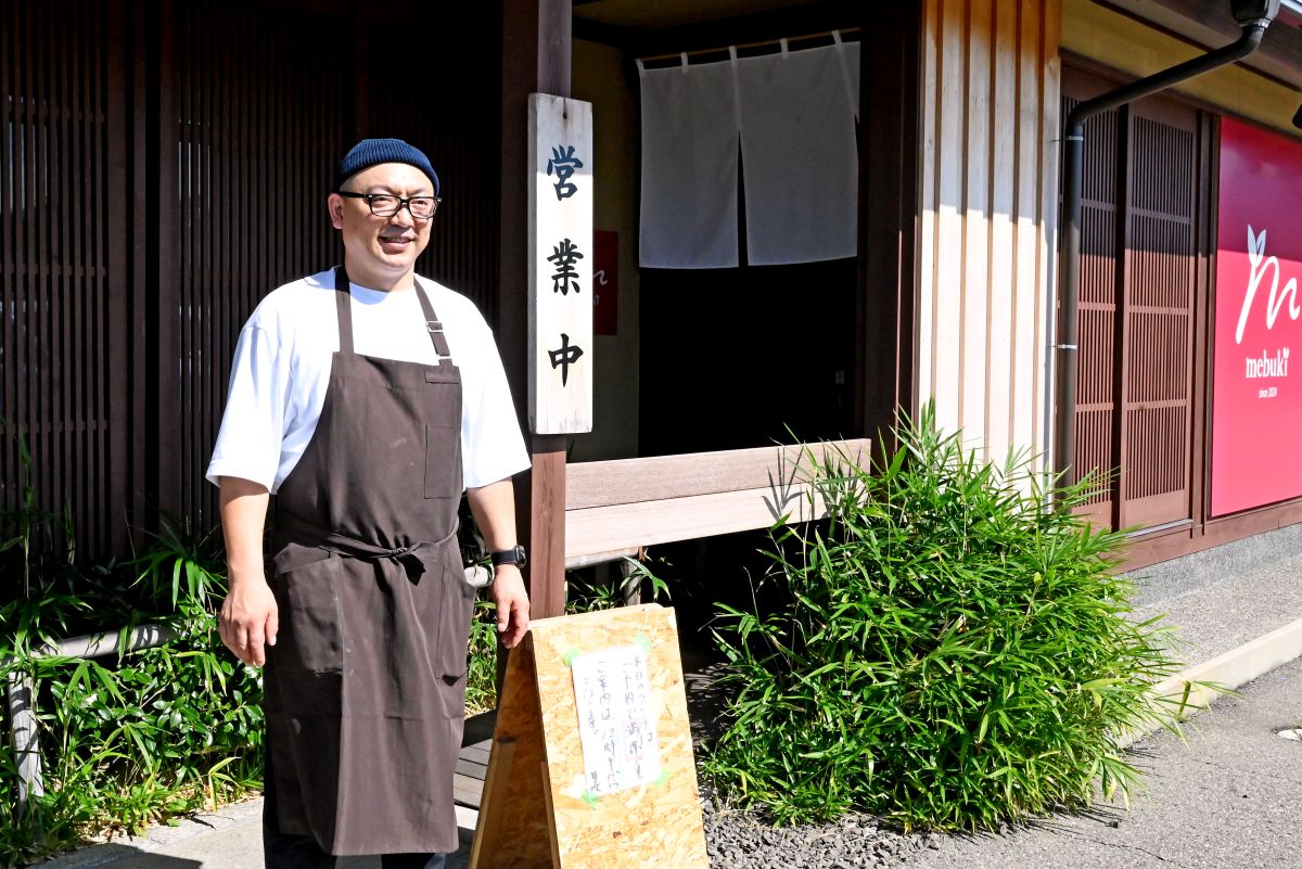 「生産者の方も含め“ワンチーム”で営業しています」とシェフの池端隼也さん