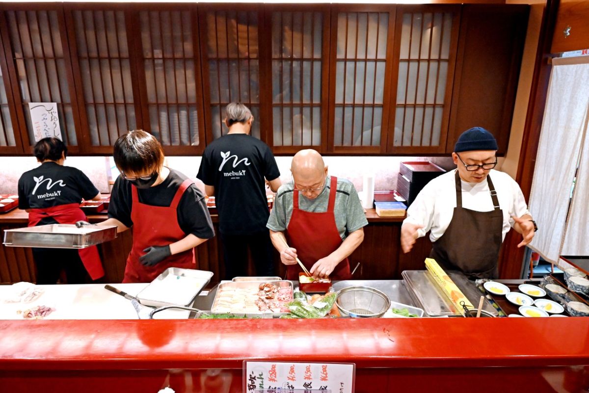 和洋の料理人が肩を並べるオープンなキッチン