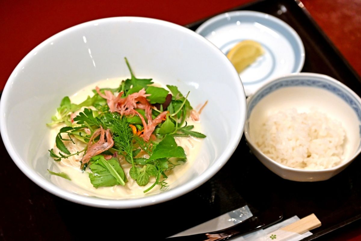 料理ジャンルの垣根を超えた「能登牡蠣のまぜそば」2200円