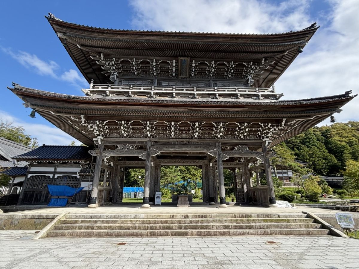 豪壮かつ細部まで装飾の行き渡った総ケヤキ造りの山門は、2007年の震災の後に行われた耐震工事により被害が少なかった場所です