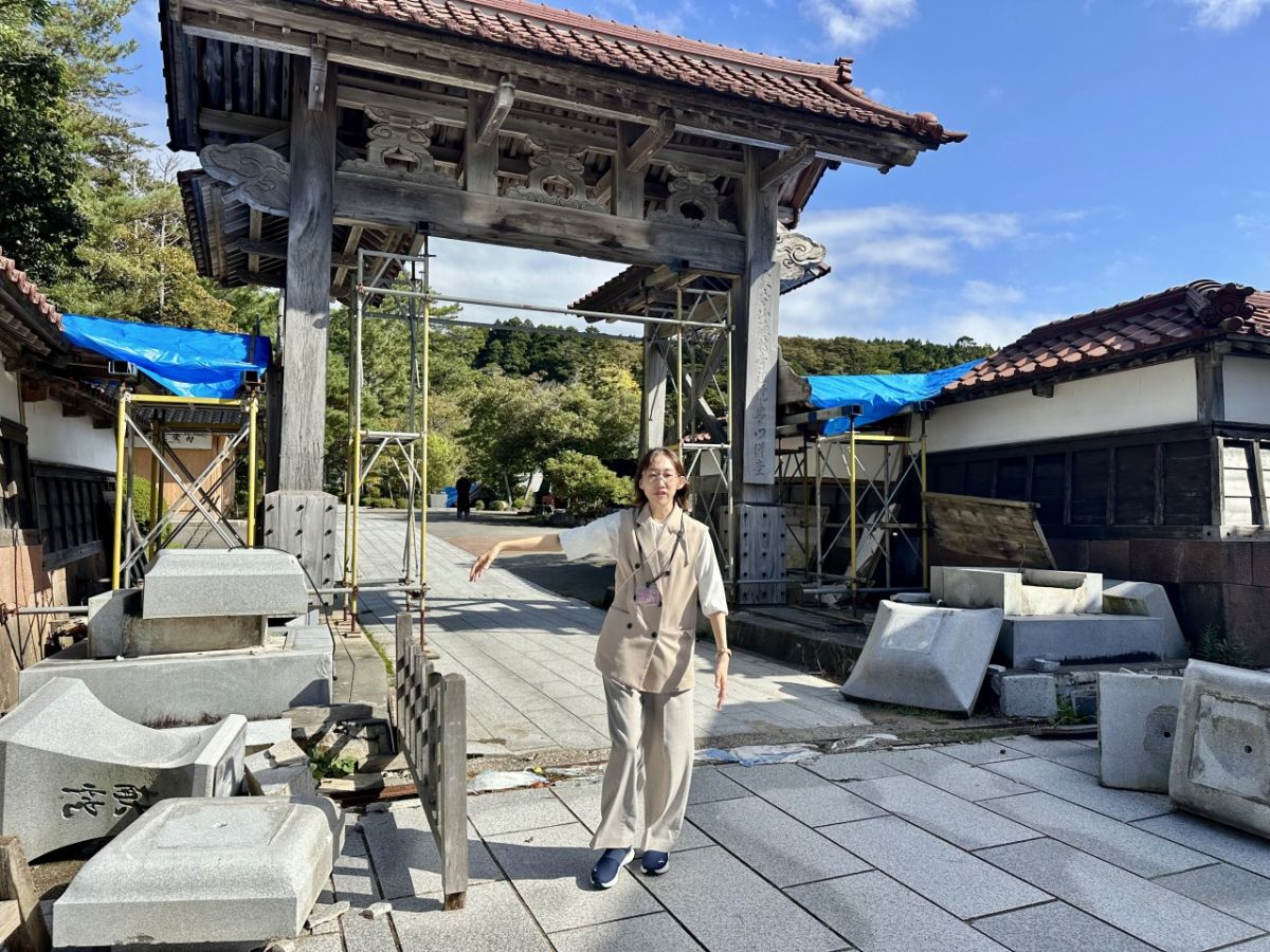 総門の外の倒れたままの灯籠が震災の大きさを物語ります 