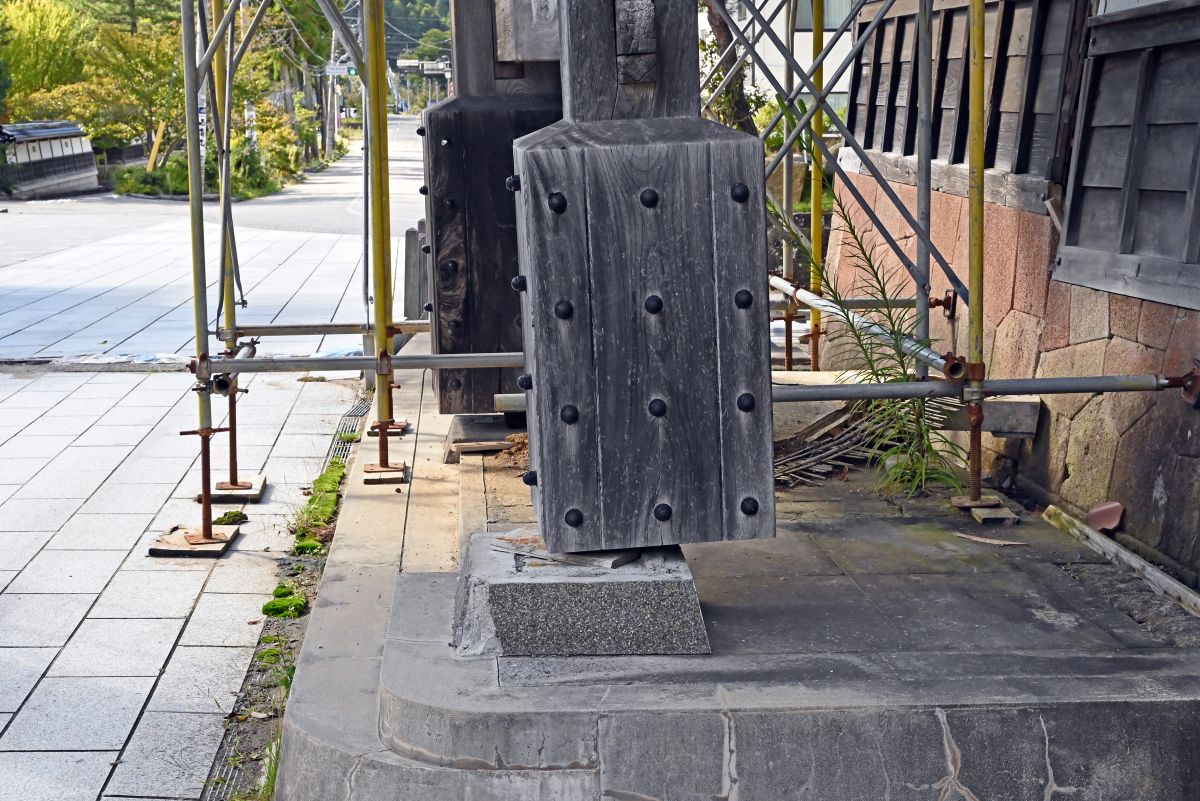 総門の柱の基部も震災で大きくずれました 