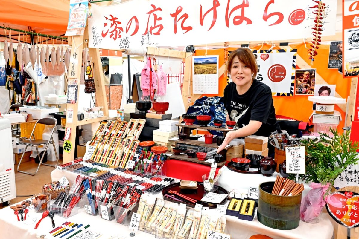 輪島塗や珠洲焼など能登の伝統工芸を扱う店も