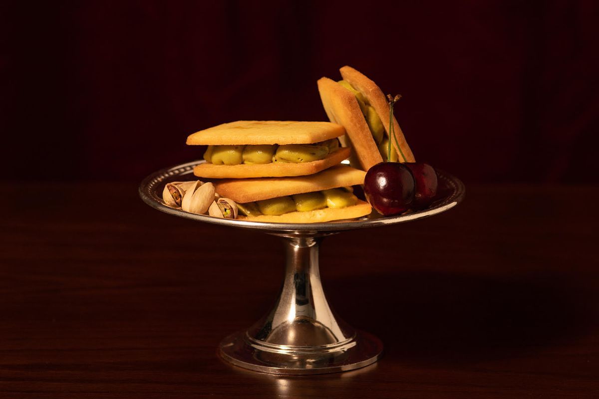 【グランスタ東京・限定】「ピスタチオとグリオットチェリーのあんバターサブレサンド」3枚入り 1458円 ※1日50セット限定