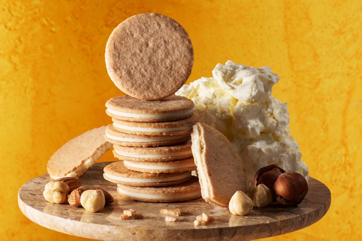 【グランスタ東京・限定】「サンドクッキー（マスカルポーネ＆ヘーゼルナッツ）」9個入 1296円、18個入 2592円