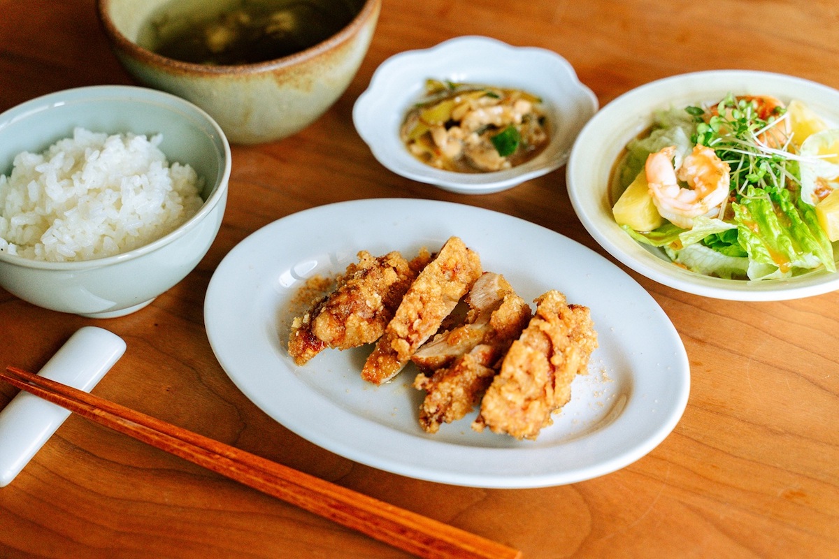 「五香鶏もも肉唐揚げ」ご飯＋副菜2種＋スープ付き