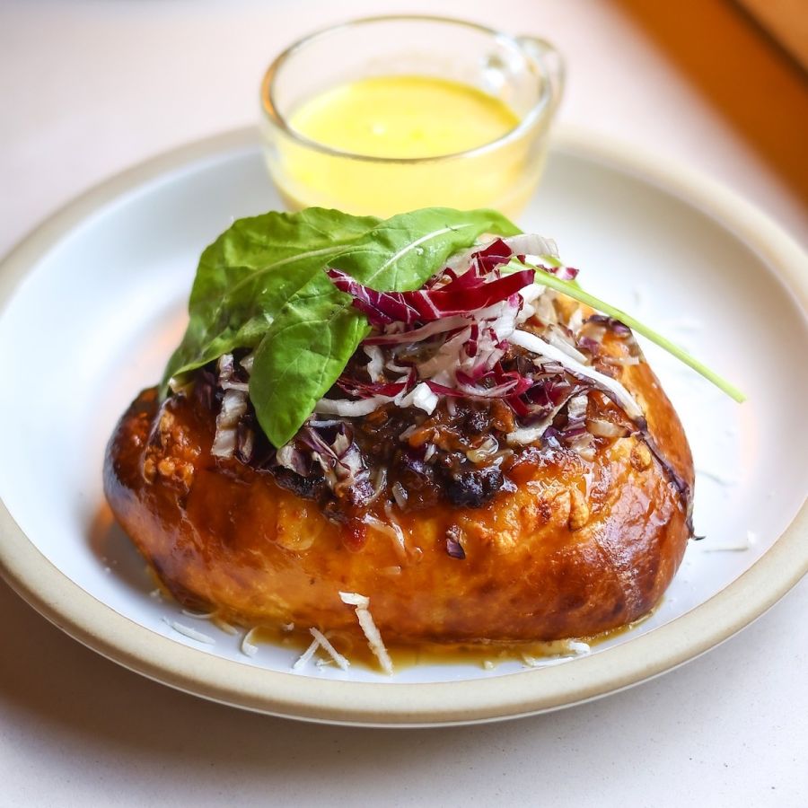 やんわりとしたブリオッシュに濃厚ミートソース。合わないわけがない