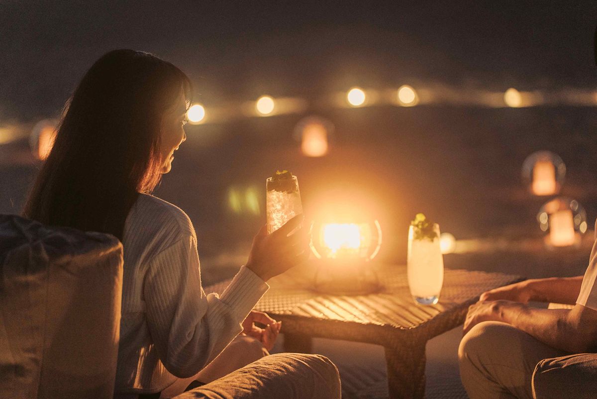 幻想的に光るライトとその先に続く夜の海