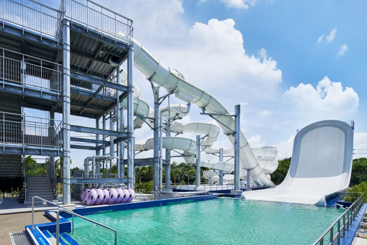 浮き輪に乗ってブーメランの様に滑走する大迫力アクティビティ「ウルトラブーメラン」