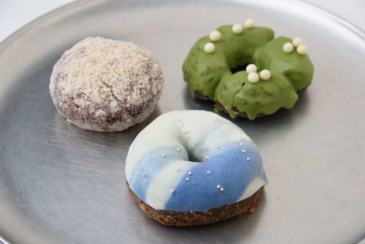 「黒胡麻生フレンチクルーラー」399円（右）、「スペイシーブルー」367円（中央）、「I’m donut？オリジナル」237円（左）