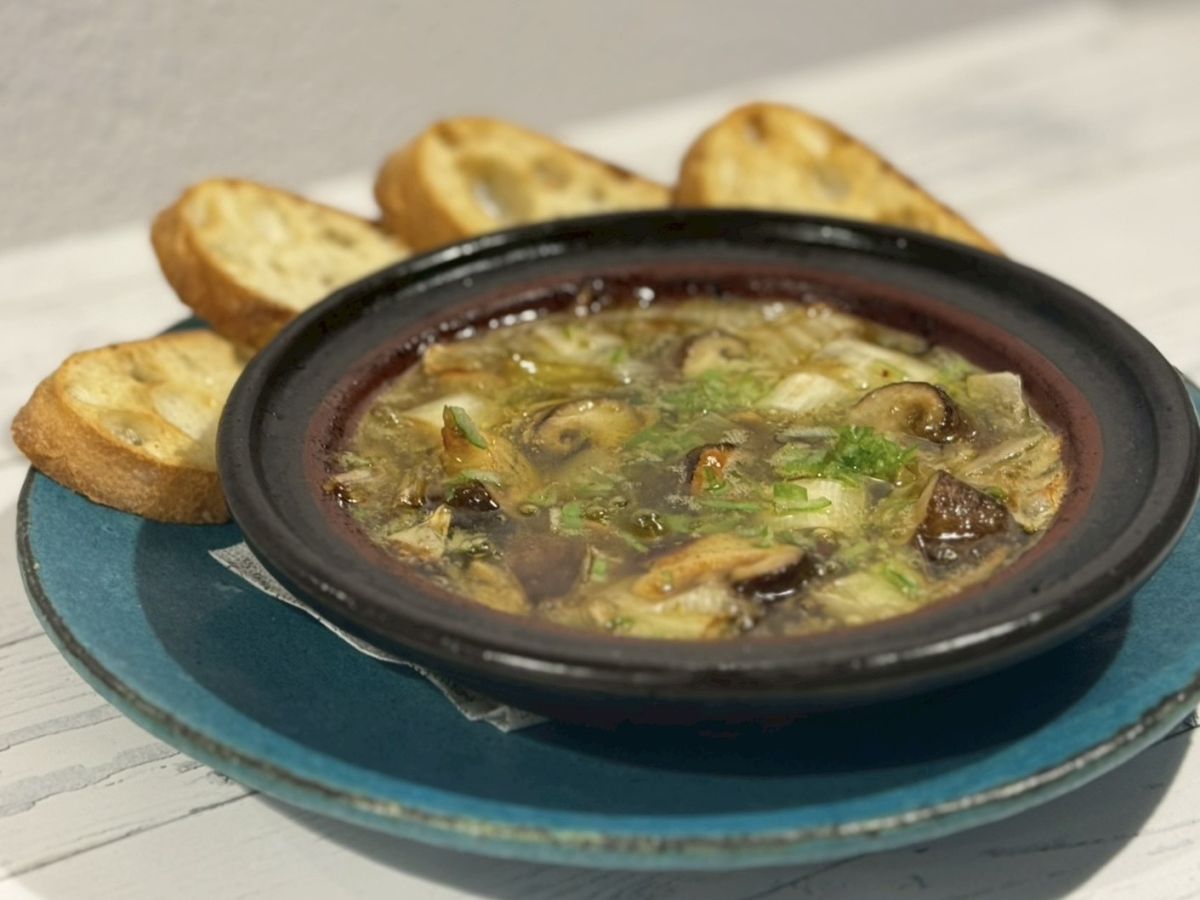 ひたむきしいたけと葱の塩辛アヒージョ