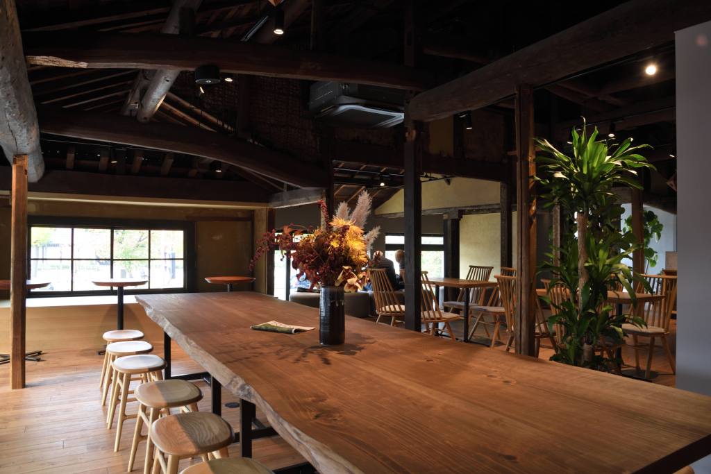 2階は、木の窓枠や天井の梁など町家らしい造りを生かした設計