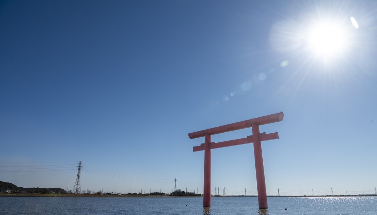 西の一之鳥居。川底からの高さ18.5ｍ、幅22.5ｍで、水中鳥居としては日本最大級