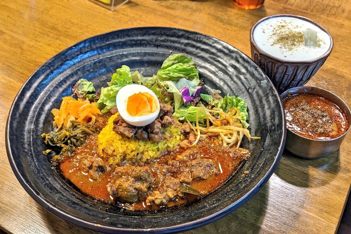 「ろかプレート」1250円、「ラッシー」400円