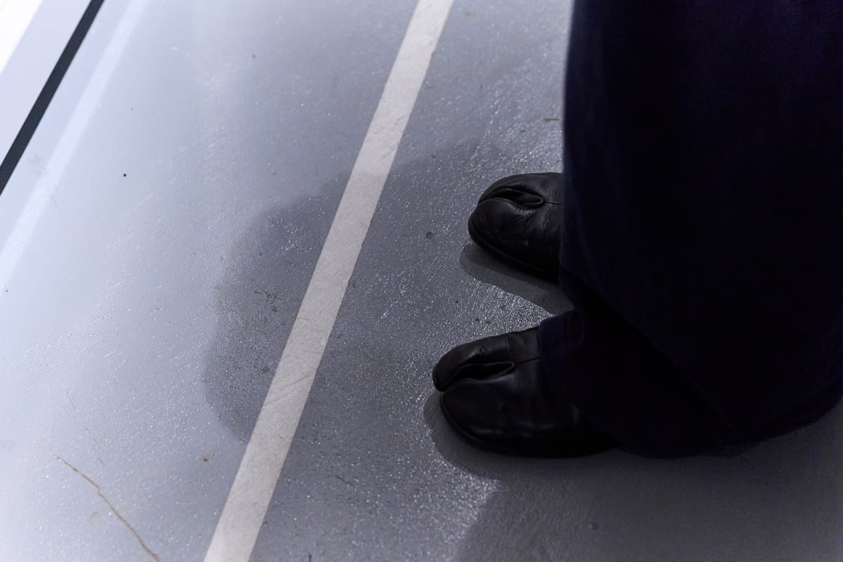 模型に手を触れるのはNG。白線の外側から見学を