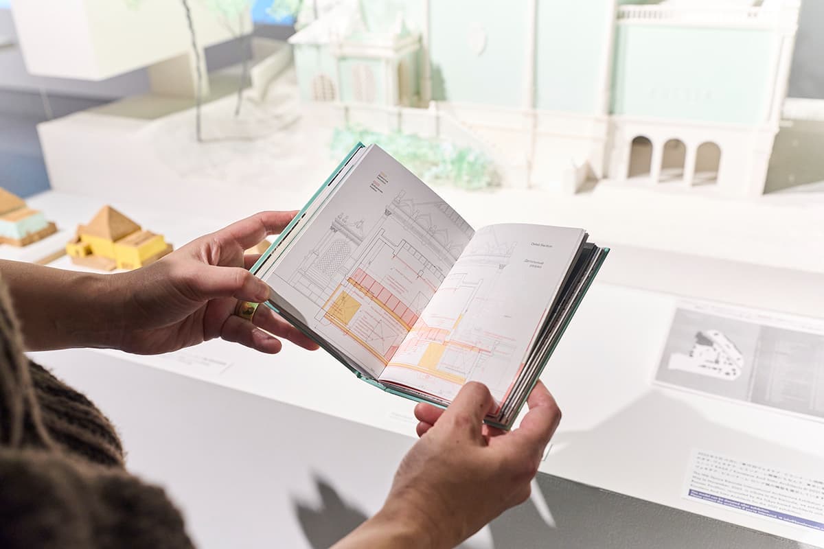 手に取って見ながら模型を眺められるようなプロジェクトブックも