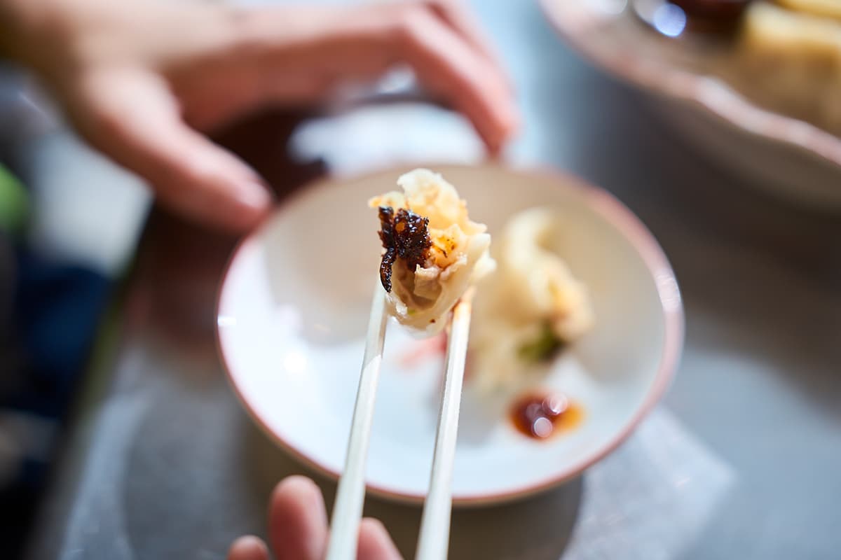 「フーフー飯店水餃子(6個)」を食べている様子