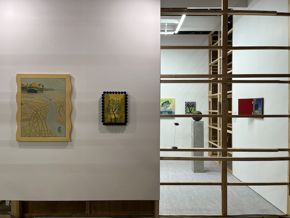 PARCEL（東京）とTHE SHOPHOUSE（香港）のブース。外に展示されているのはマサミツの作品   