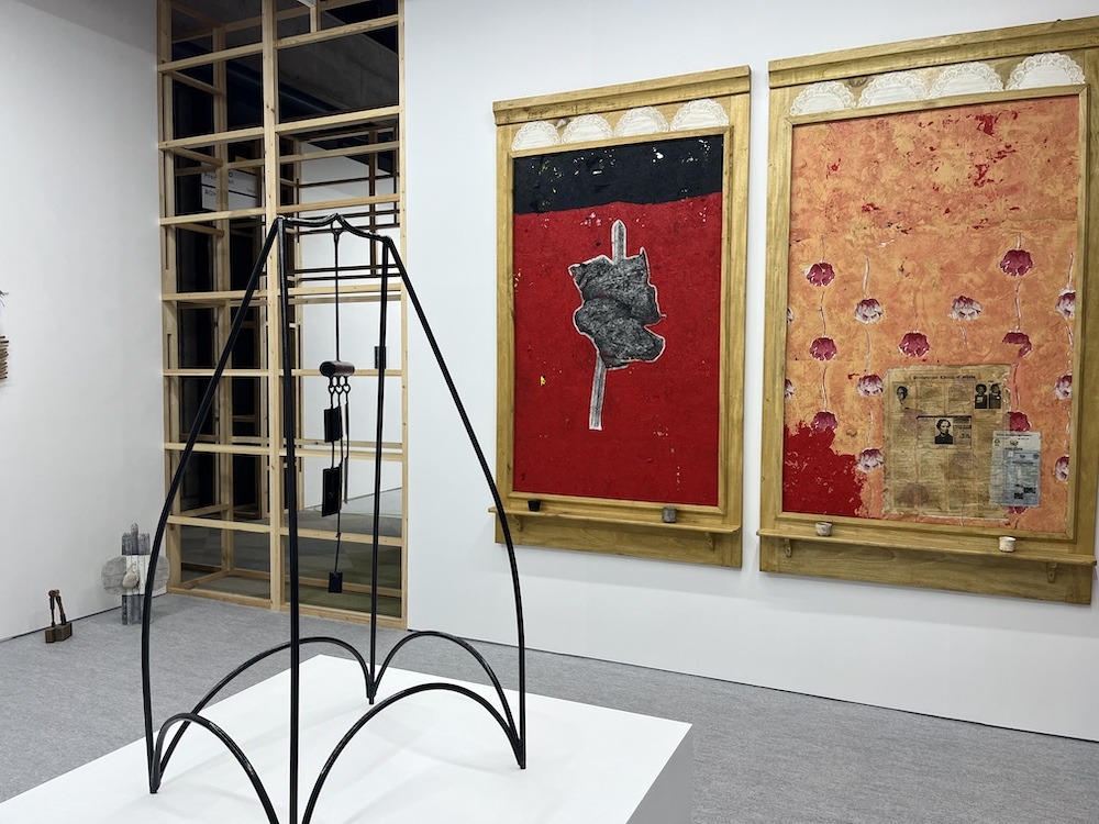 space Un（東京）とRetro Africa（アブジャ）のブース。手前の立体はマイルズ・イグウェブイケ、壁の2作品はやジデフォ・アメガツェイの作品    