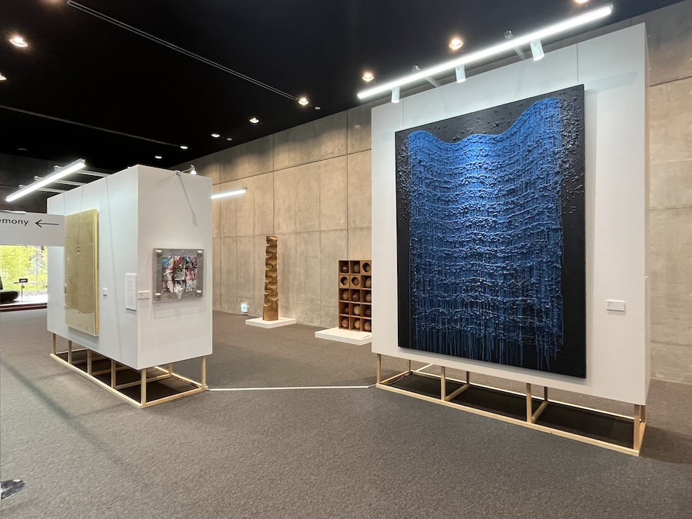 「九州派インACK 『ローカル』からひもとく前衛美術史」の様子。手前は菊畑茂久馬の作品