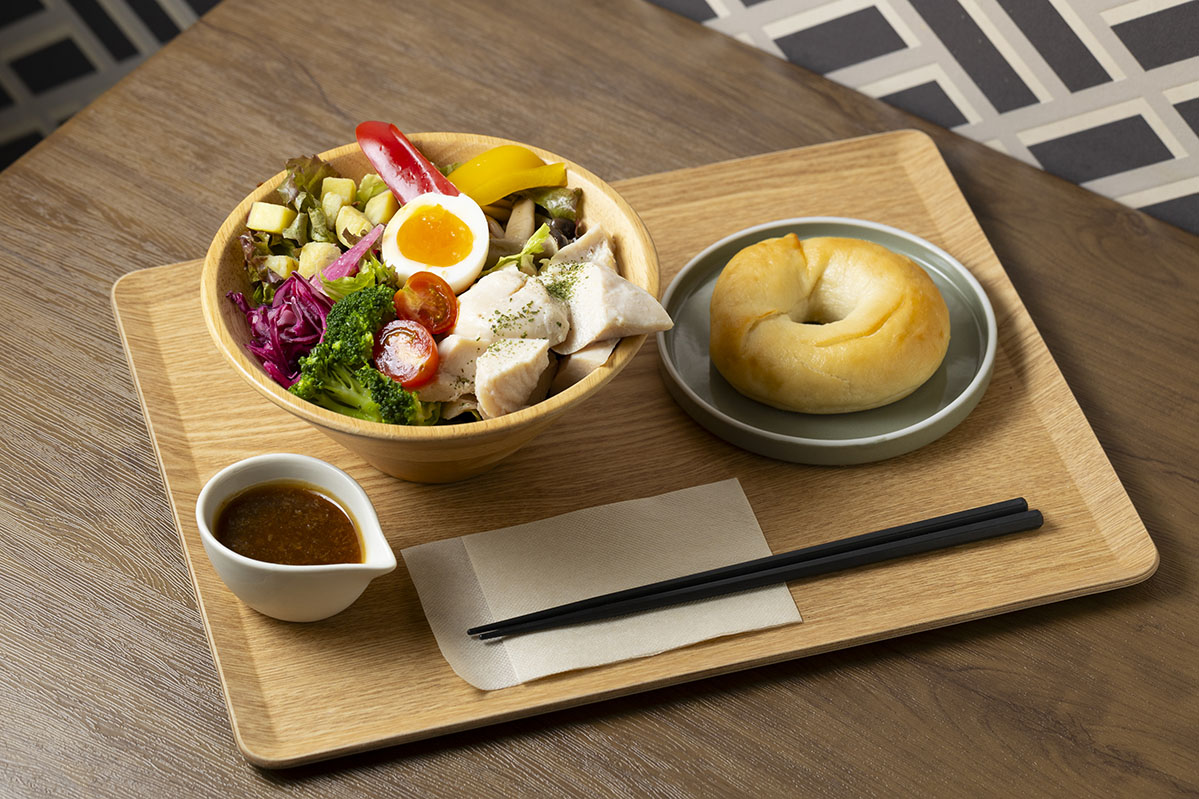 「月替わりパワーサラダ」1200円に、「プログル」400円をつけた写真