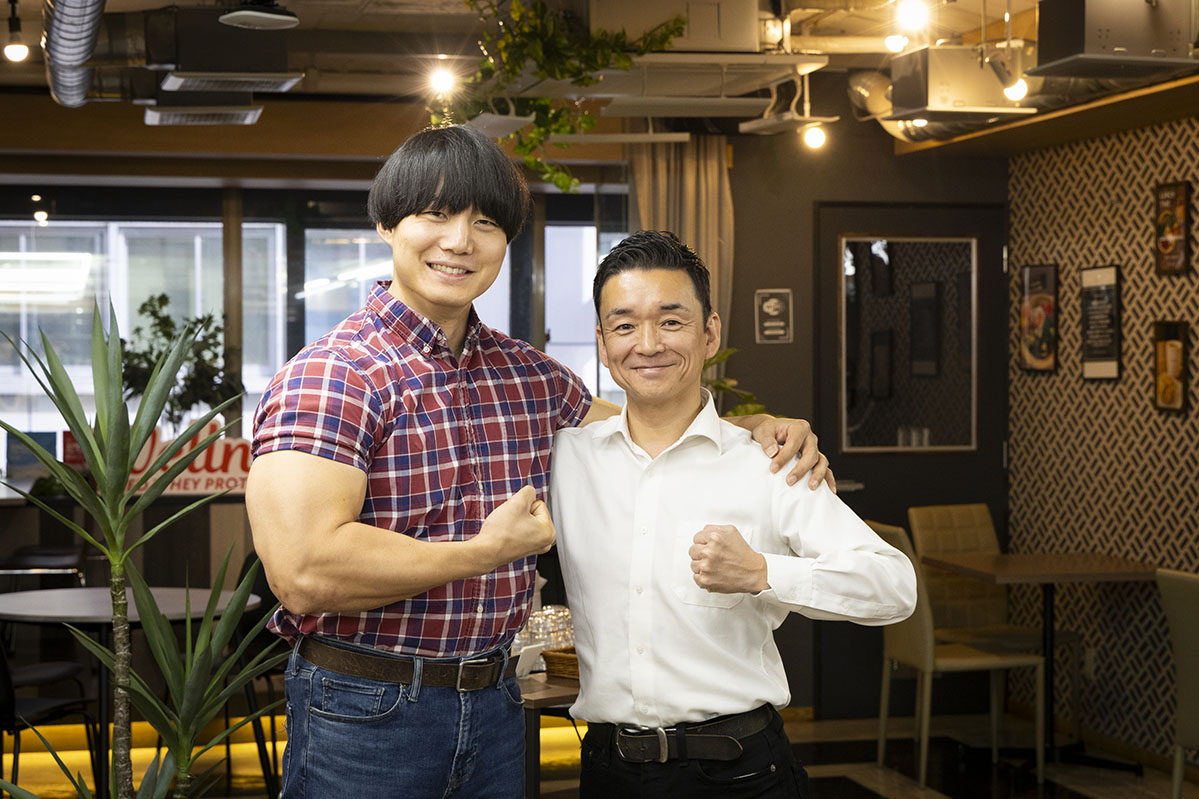 青木マッチョさんの隣に写るのはREDASの社長・大丸さん