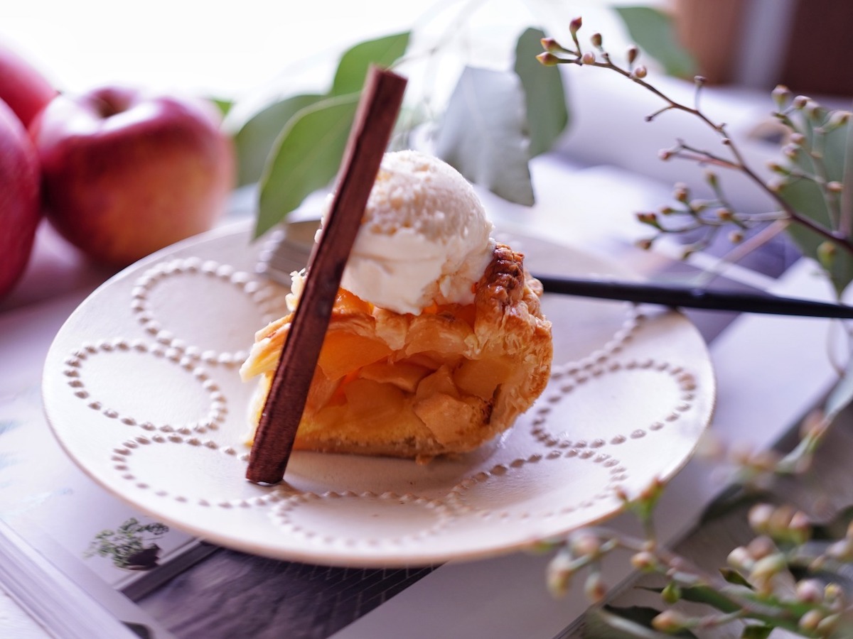 カットしたアップルパイ