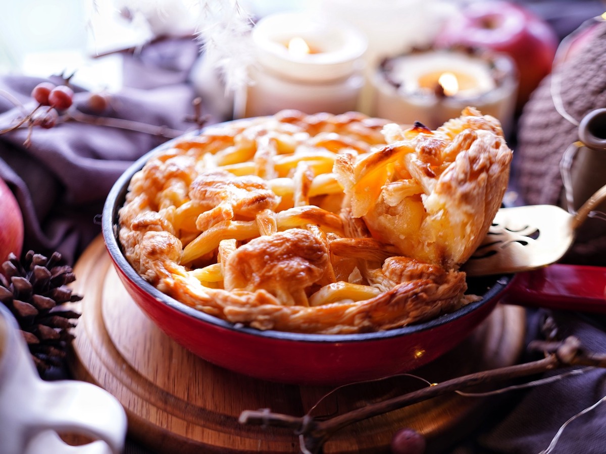 アップルパイを取り分ける様子