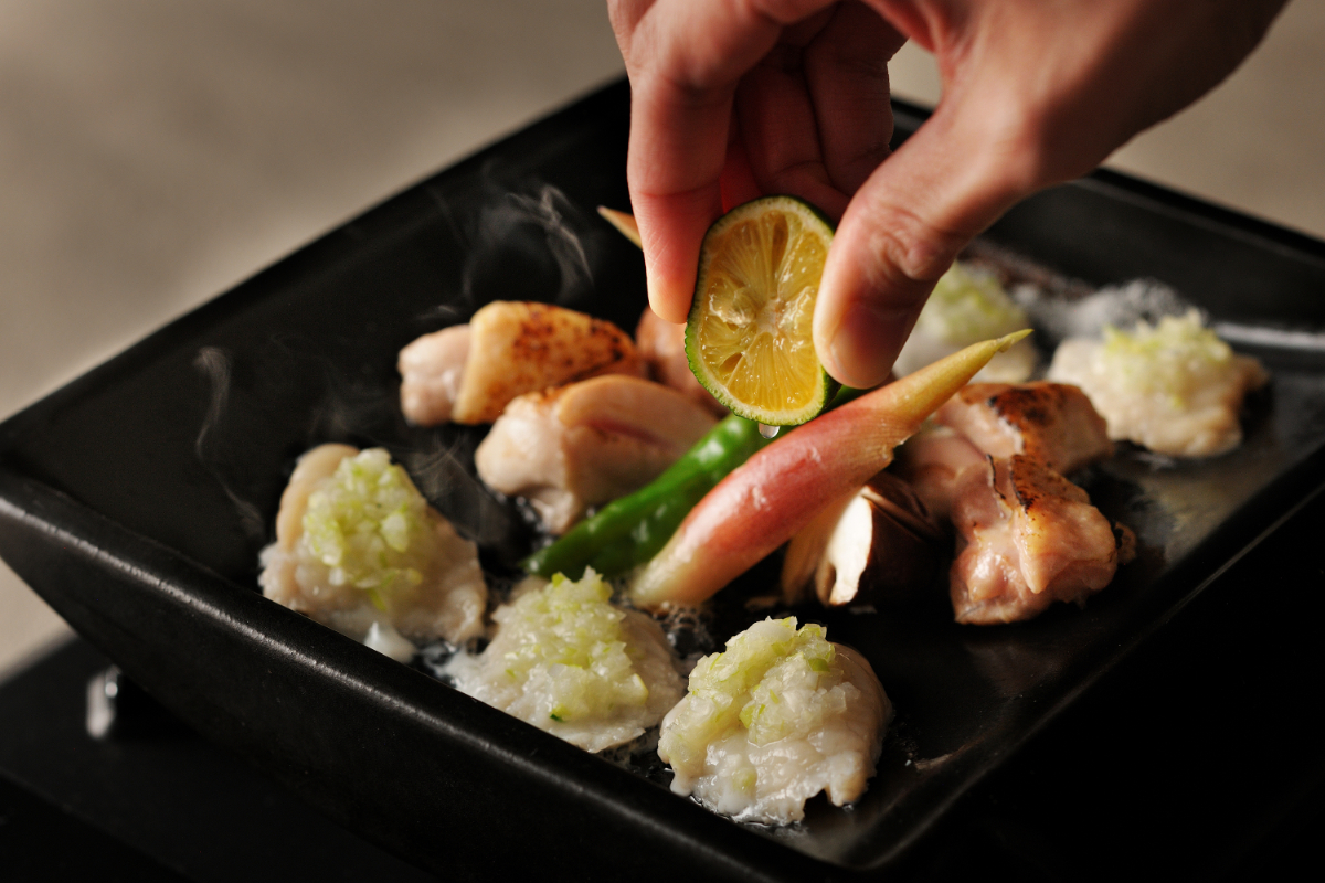 「河豚と鶏の瓦焼き」