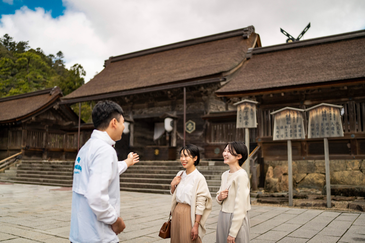 出雲大社でのガイドツアーの様子