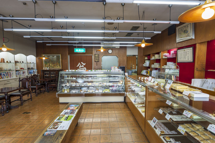 「翁堂 駅前店」1階。和洋菓子が充実した販売スペース