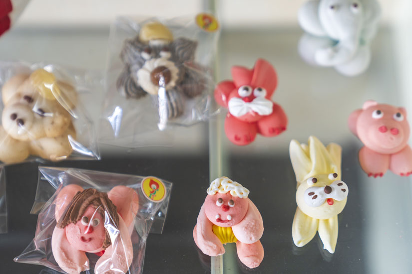 食べるのがもったいないほど愛らしいメレンゲのお菓子「手作りメレンゲ人形」（220円）