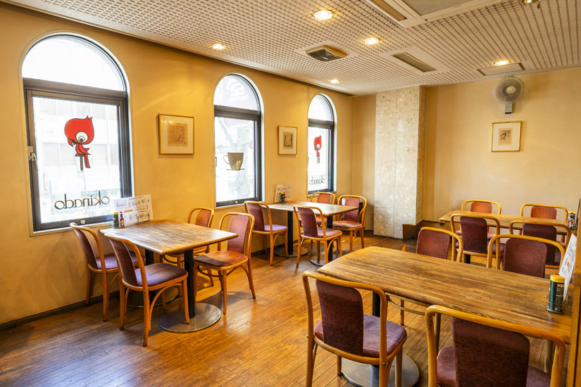 駅前店2階の喫茶室。午前中は旅行客や常連客、午後は学生などで常に賑わっています