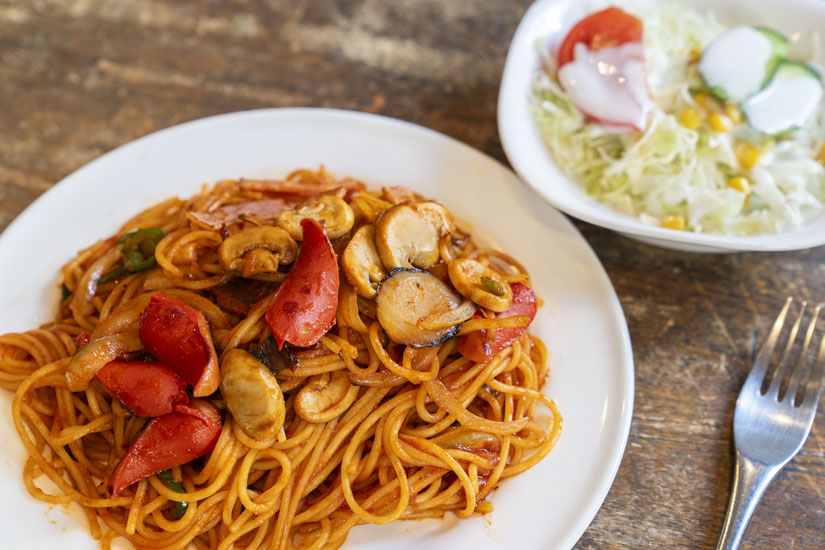 「ナポリタン」（小盛り）850円。スパゲッティは全品サラダ付き