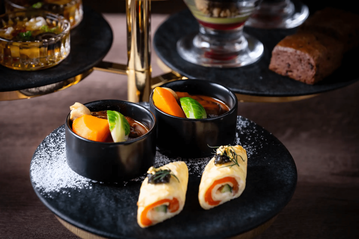 （左から）ビーフシチュー、サーモンクレープ