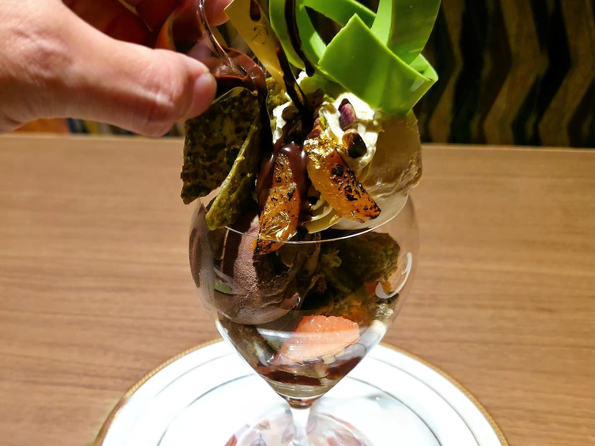 「ピスタチオホリック」チョコをかける様子