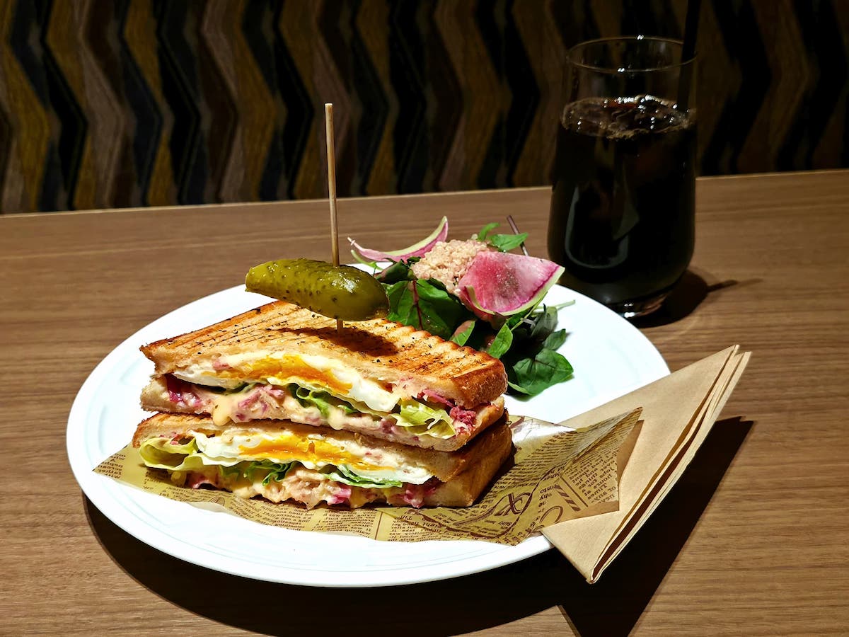 「ルーベンスープレックス（サラダ付き）」1700円、「アイスコーヒー」638円※ドリンクセットはここから200円引