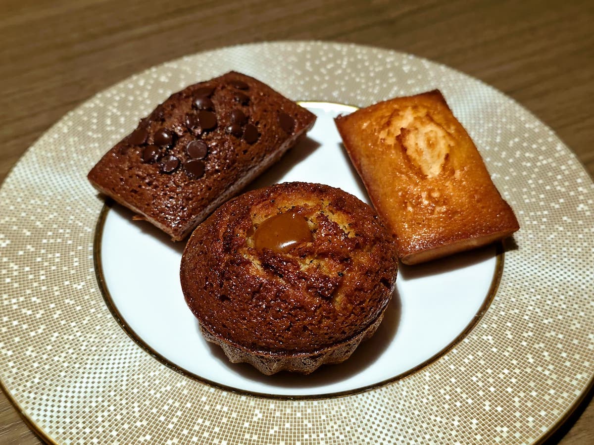 （写真左上から時計回り）「フィナンシェショコラ」407円、「フィナンシェバニラ」326円、「ドームキャラメルオランジュ」489円