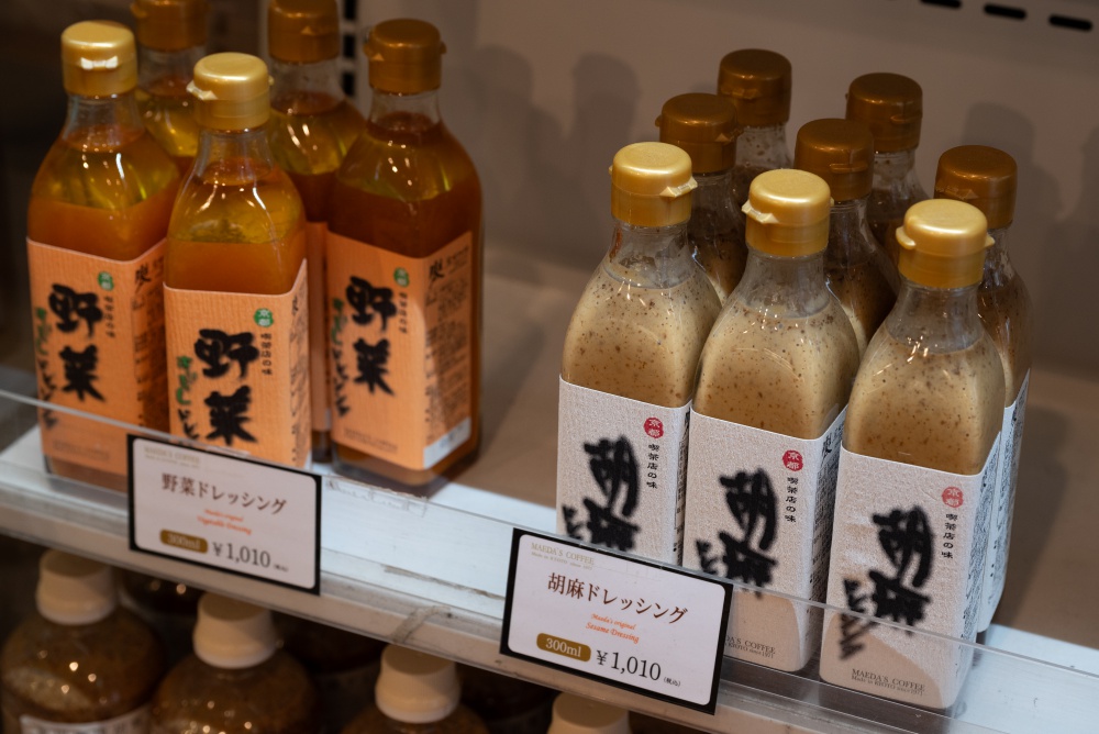 お料理と一緒に提供される自家製ドレッシング各1010円は、購入することもできますよ。