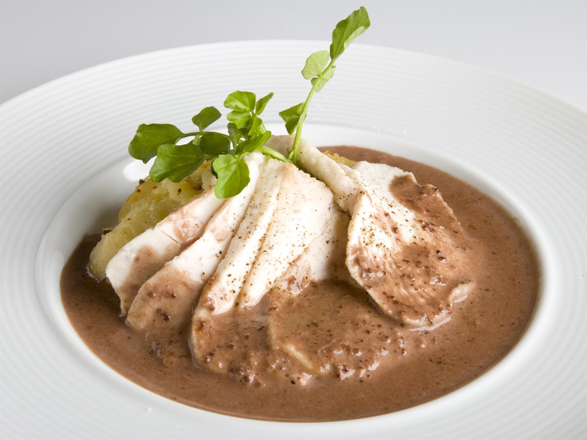 「鶏の蒸し焼き 粒マスタードソース」単品2000円・ランチセット2600円