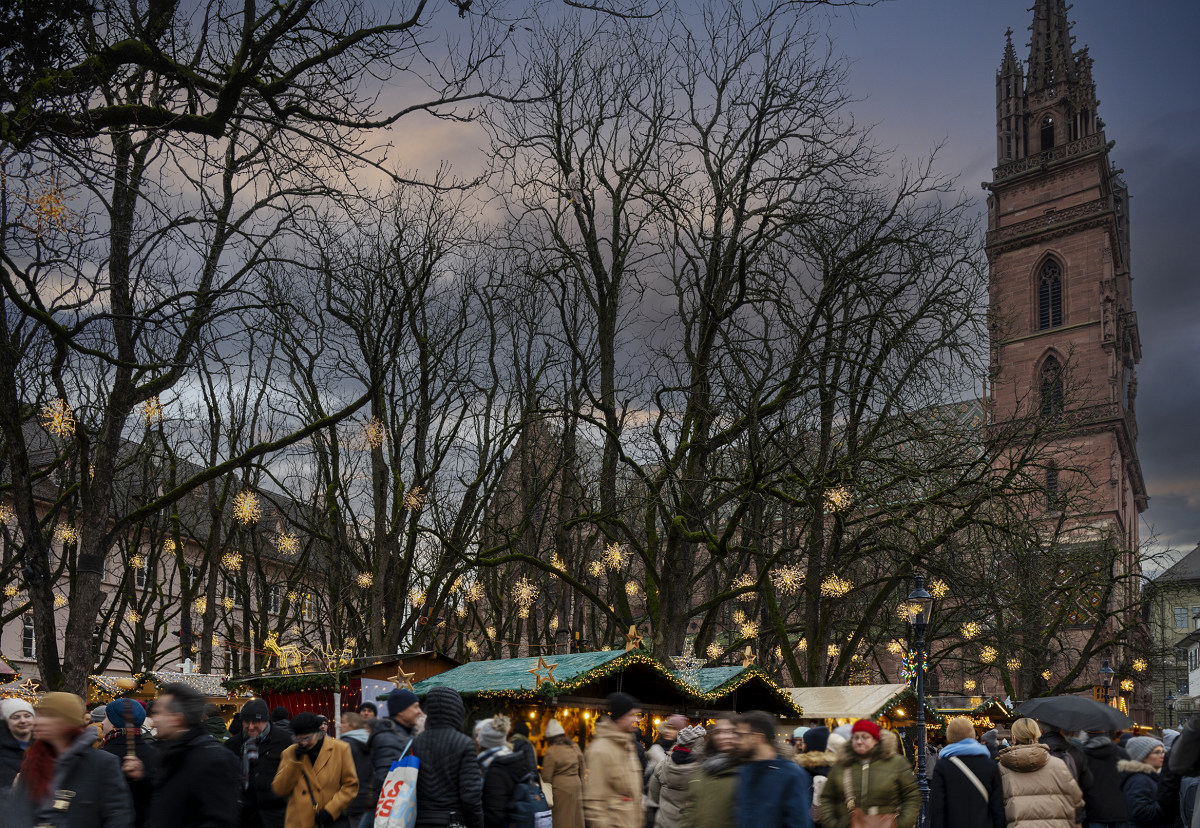 後方に立つのが「バーゼル大聖堂」