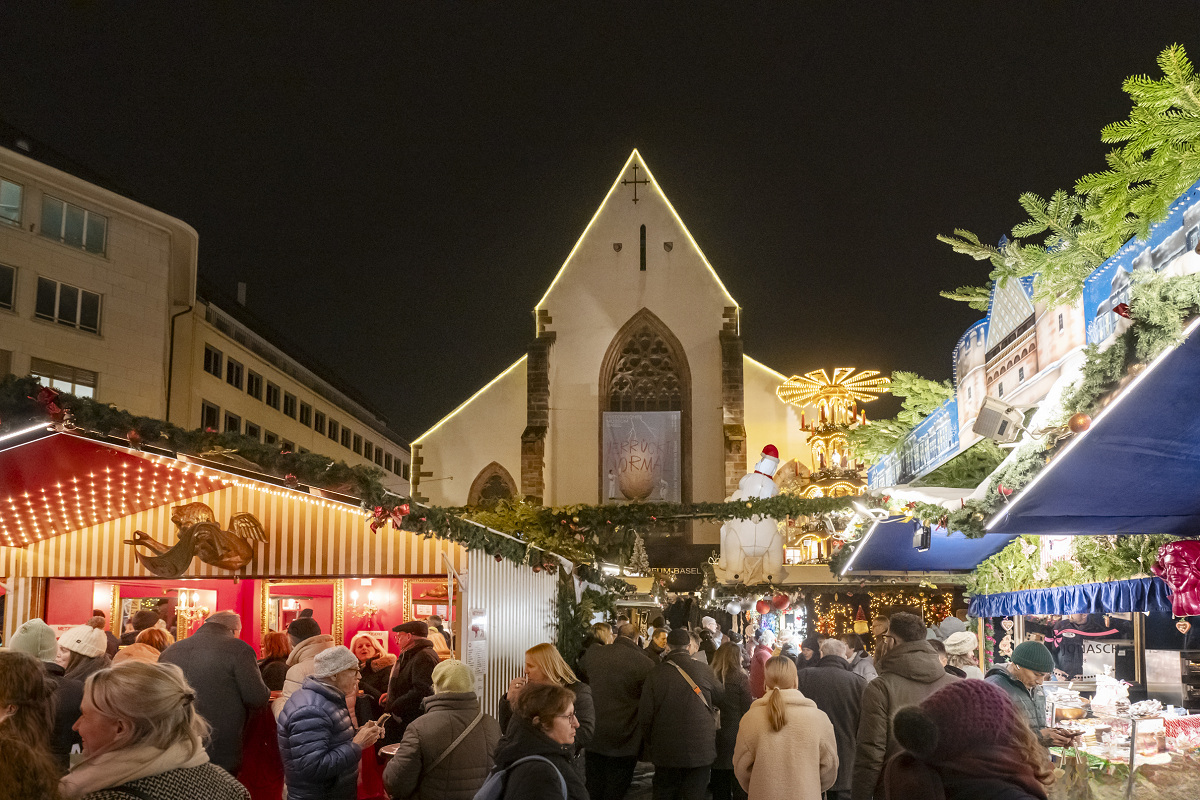６多様な屋台が並ぶバールフュッサー広場